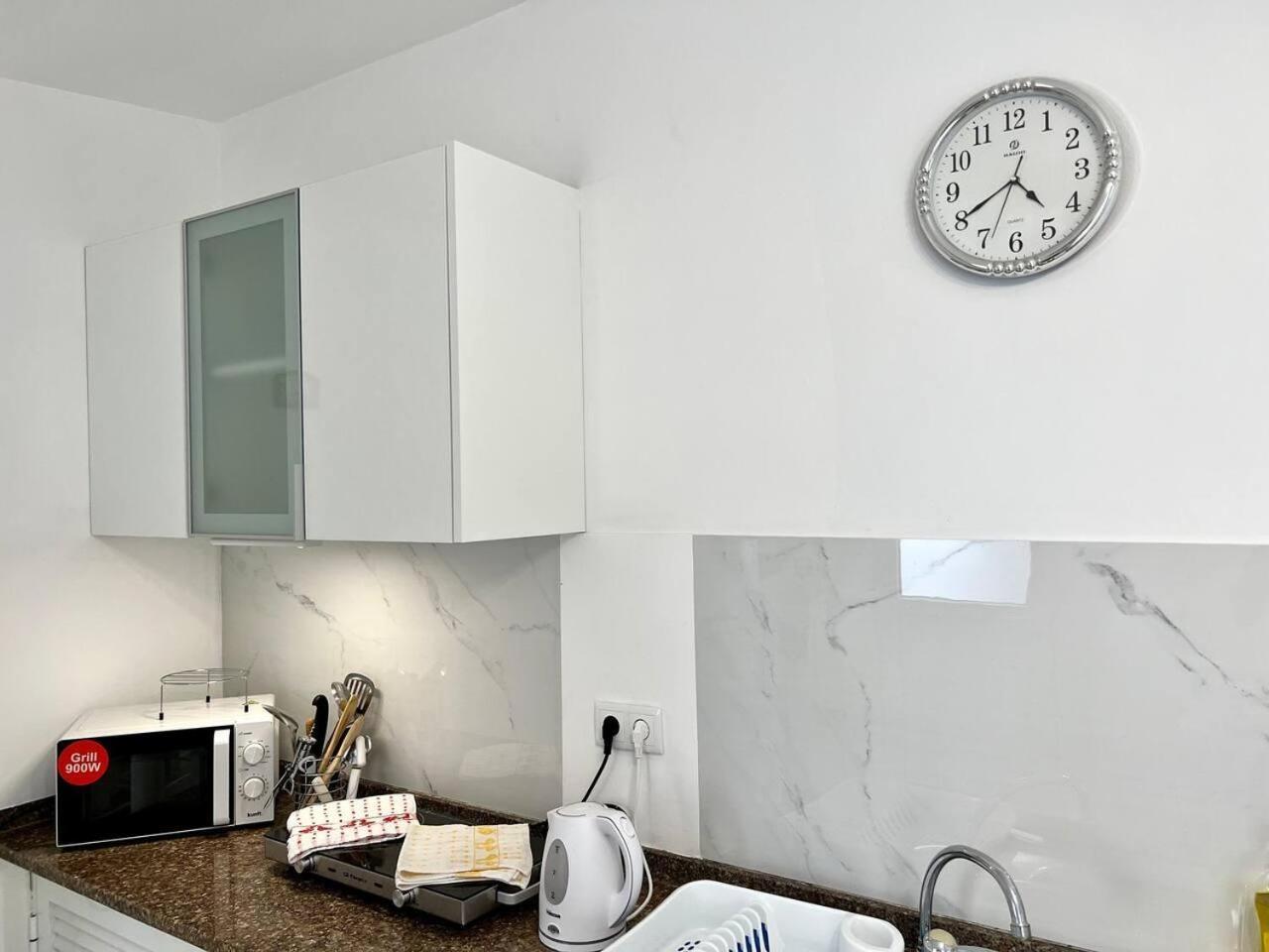 Modern Minimalist With Essential Comfort Apartamento *