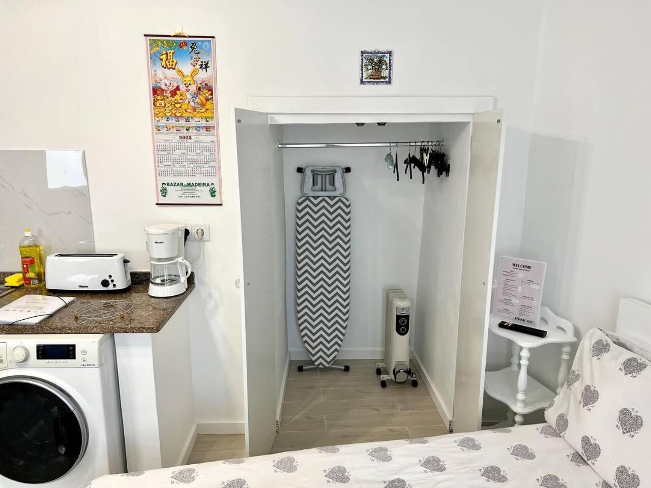 Modern Minimalist With Essential Comfort Apartamento Funchal (Madeira)